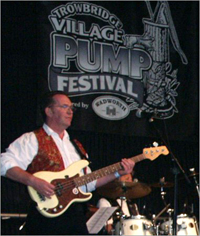 Jellied Reels, Trowbridge Village Pump Festival: Si  -35 years, 20 or so basses and I end up back on a Precision. Thanks Leo!